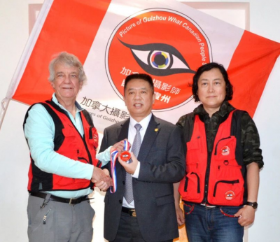 加拿大貴人團走進天朝上品采風(fēng) 攝影家用鏡頭記錄柔和醬香之美
