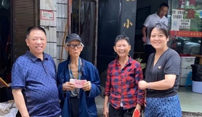 老房堆滿物品存安全隱患，老人卻舍不得丟 云巖區(qū)人大代表黃永毅：我們?nèi)I下來(lái)