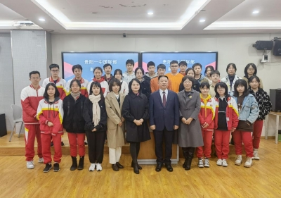 黃永毅總裁應(yīng)邀到貴陽(yáng)一中為即將畢業(yè)的國(guó)際班學(xué)生授課