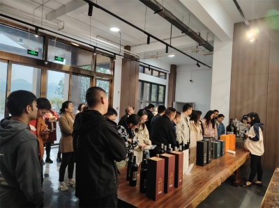 中共烏當區(qū)委黨校第二期中青年干部蒞臨天朝上品葡萄酒莊調(diào)研交流