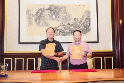 海南省企業(yè)聯(lián)合會、海南省企業(yè)家協(xié)會常務會長兼秘書長冷明權與天朝上品集團董事長黃永毅簽約